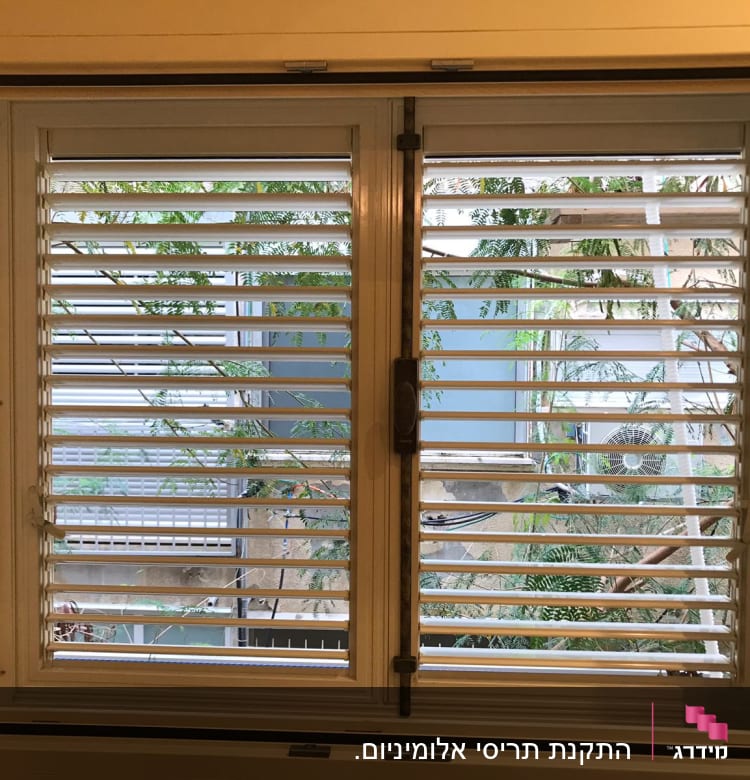 תריסי אלומיניום בחלון פנימי